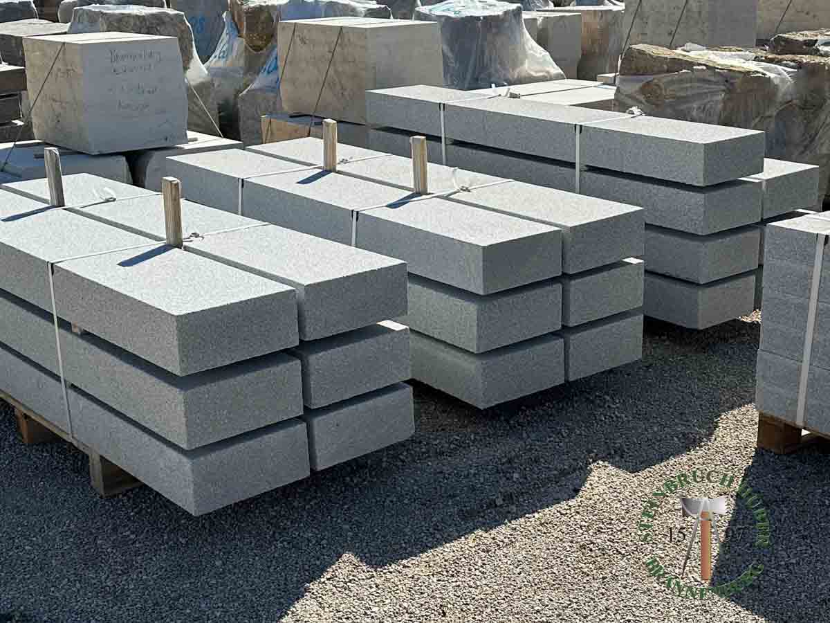 Blockstufen - BayGranit Blockstufe gesandet 100 - Bst-11062-01_02 - Steinbruch Huber