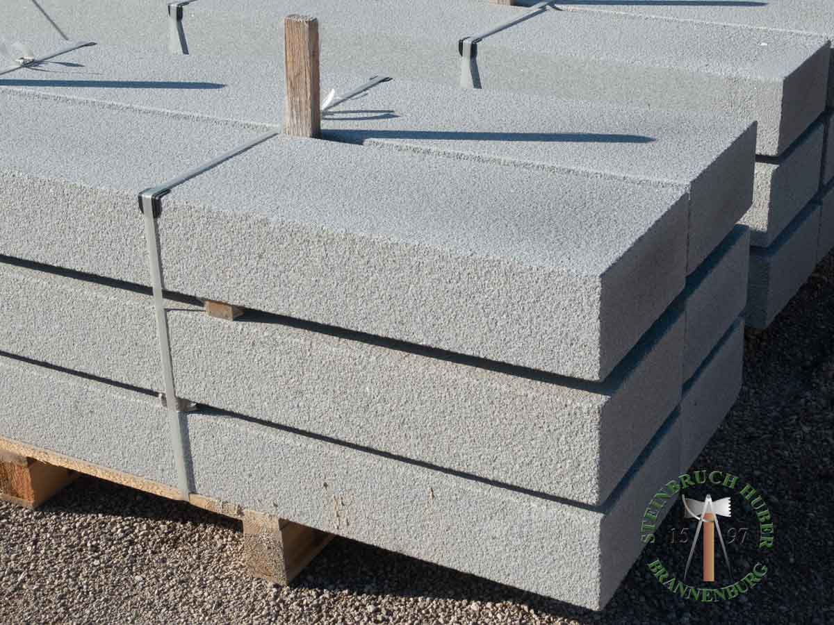 Blockstufen - BayGranit Blockstufe grau gesandet 50-250 - Bst-11062-01_01 - Steinbruch Huber