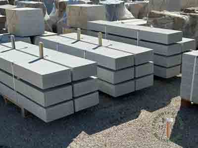 Blockstufen - BayGranit Blockstufe grau gesandet 50-250 - Bst-11062-01_02T - Steinbruch Huber