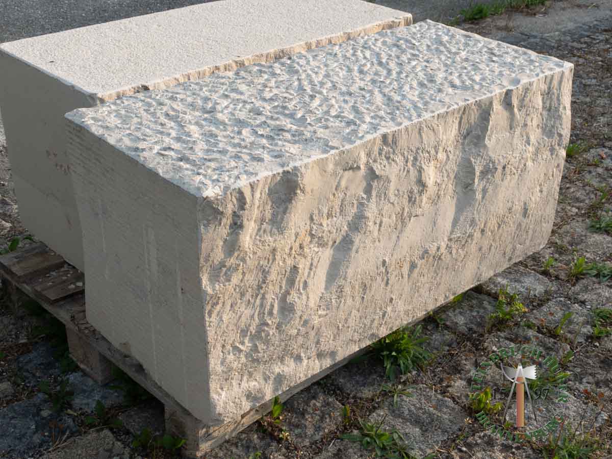 Sitzblöcke - BayJura Sitzblock gespalten gespitzt 50 - Sbl-12002-04_01 - Steinbruch Huber
