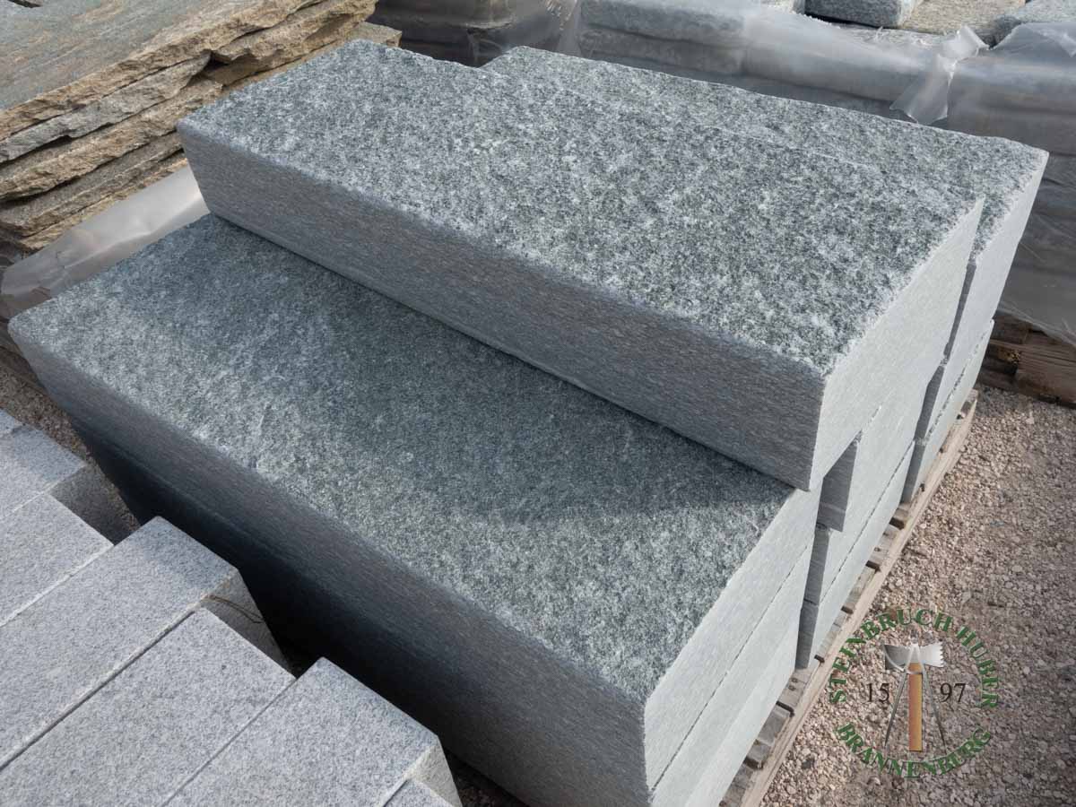 Blockstufen - Gneis Blockstufe San Marino gespalten 100 - Bst-13301-01_01 - Steinbruch Huber