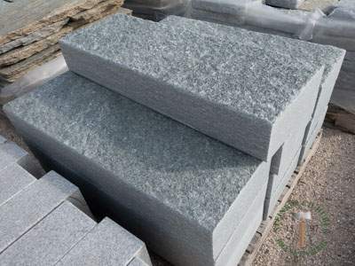 Blockstufen - Gneis Blockstufe San Marino gespalten 100 - Bst-13301-01_01T - Steinbruch Huber