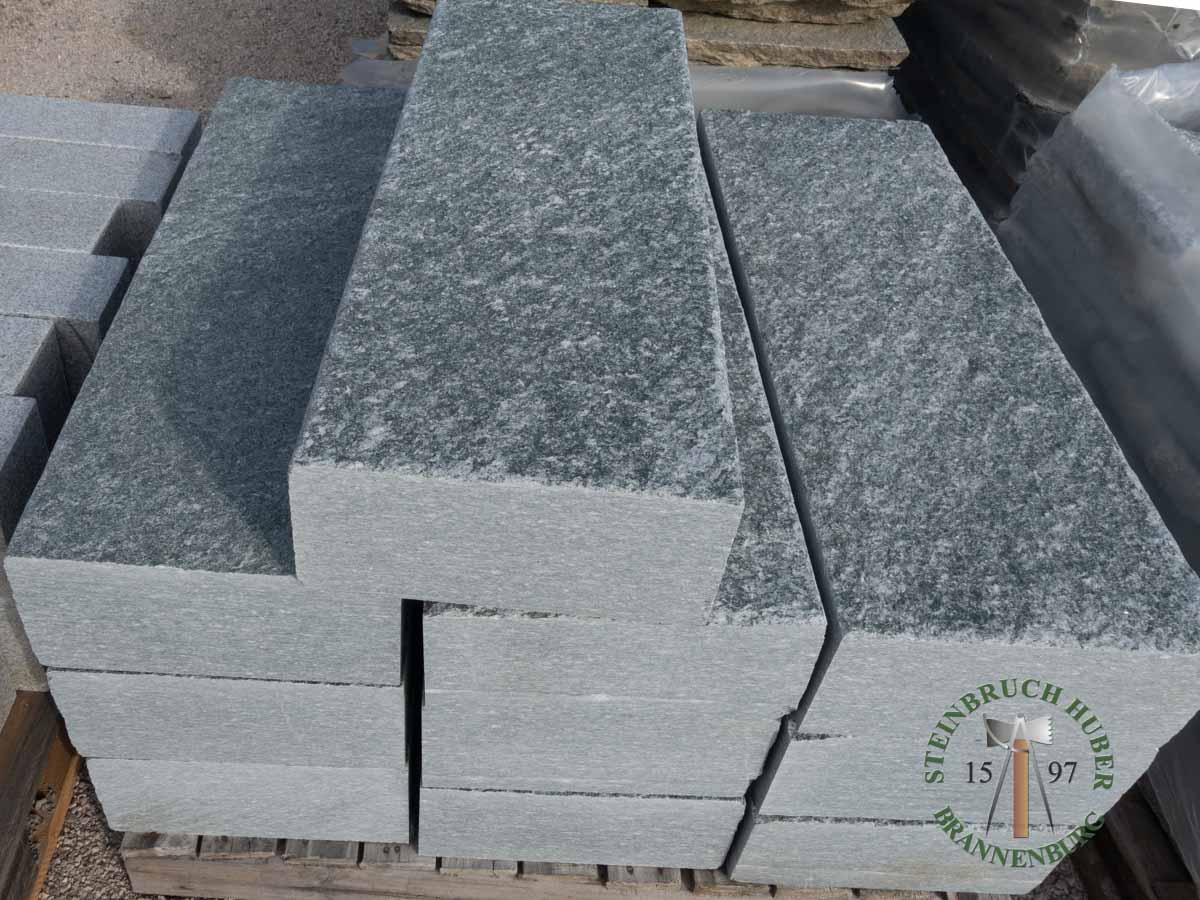 Blockstufen - Gneis Blockstufe San Marino gespalten 100 - Bst-13301-01_02 - Steinbruch Huber