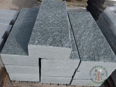 Blockstufen - Gneis Blockstufe San Marino gespalten 100 - Bst-13301-01_02T - Steinbruch Huber