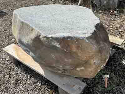 Sitzblöcke - Gneis Findlings-Sitzblock gestockt 43-55 - Sbl-13302-01_01T - Steinbruch Huber