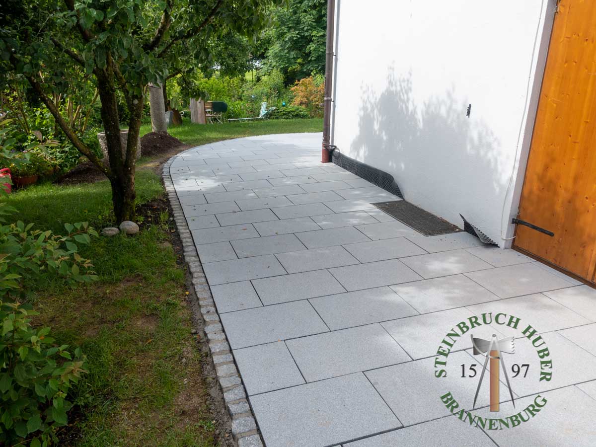 Bodenplatten - Granit Bodenplatten gesandet 20-40 - Bpl-11030-01_01 - Steinbruch Huber