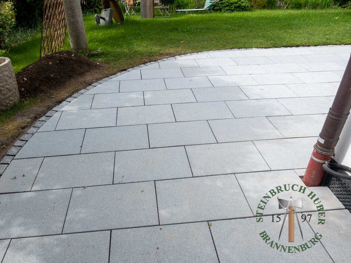 Bodenplatten - Granit Bodenplatten gesandet 20-40 - Bpl-11030-01_02 - Steinbruch Huber