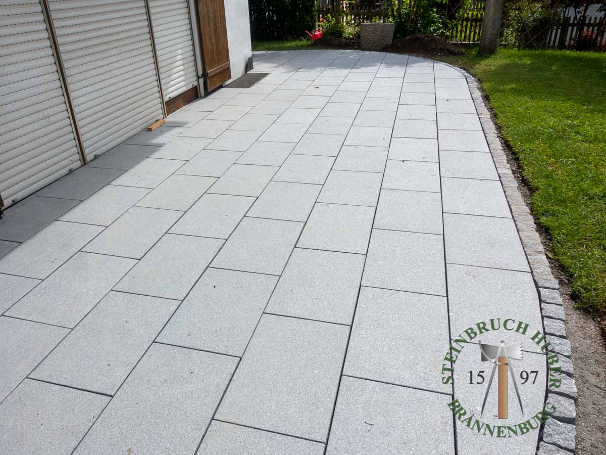 Bodenplatten - Granit Bodenplatten gesandet 20-40 - Bpl-11030-01_03 - Steinbruch Huber