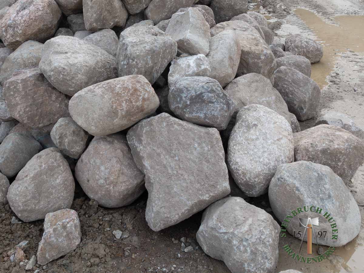 Granit Findlinge 2050 cm als Blickfang im Garten