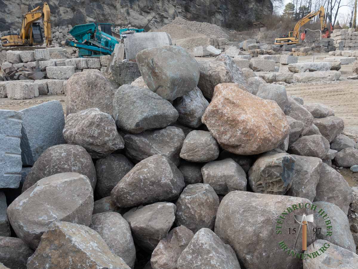 Granit Findlinge 5080 cm als Blickfang im Garten