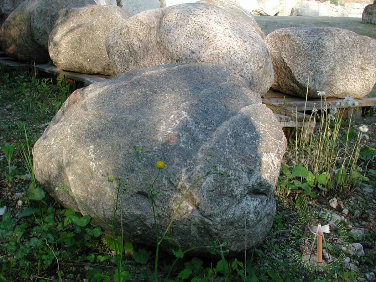 Granit Findlinge 80110 cm als Blickfang im Garten