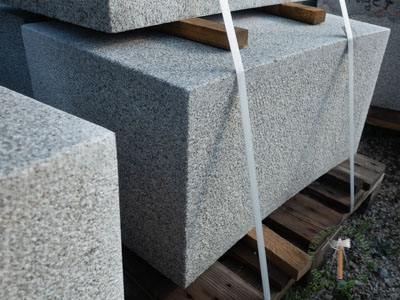 Sitzblöcke - Granit Sitzblock gebogen gestockt 45 - Sbl-11060-01_01T - Steinbruch Huber