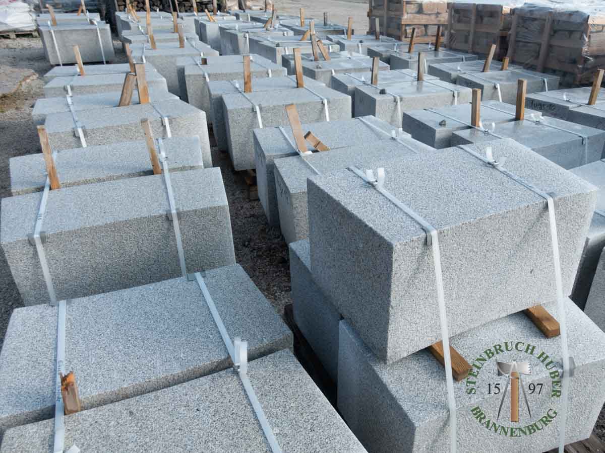 Sitzblöcke - Granit Sitzblock gebogen gestockt 45 - Sbl-11060-01_02 - Steinbruch Huber