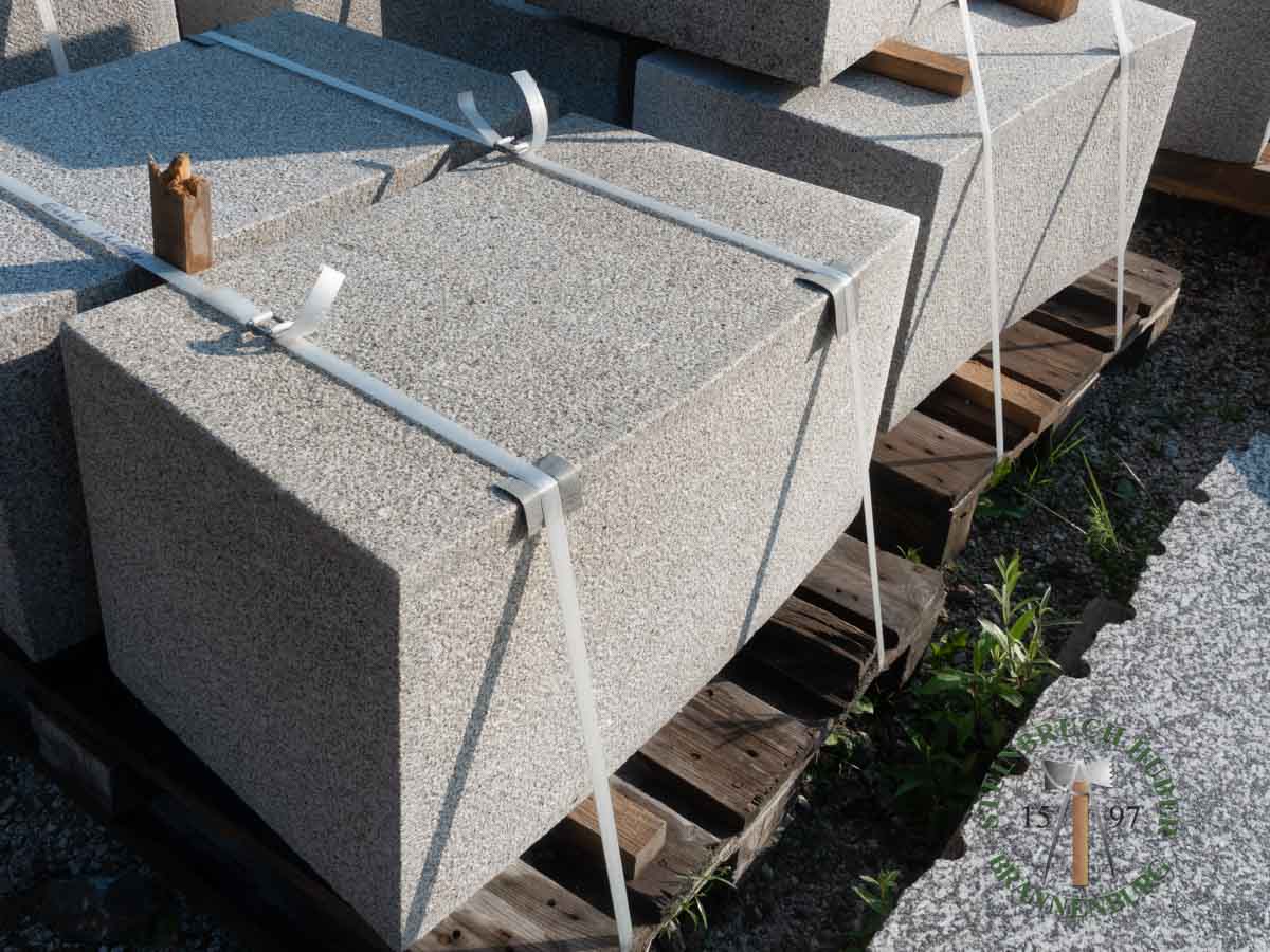 Sitzblöcke - Granit Sitzblock gebogen gestockt 45 - Sbl-11060-01_03 - Steinbruch Huber