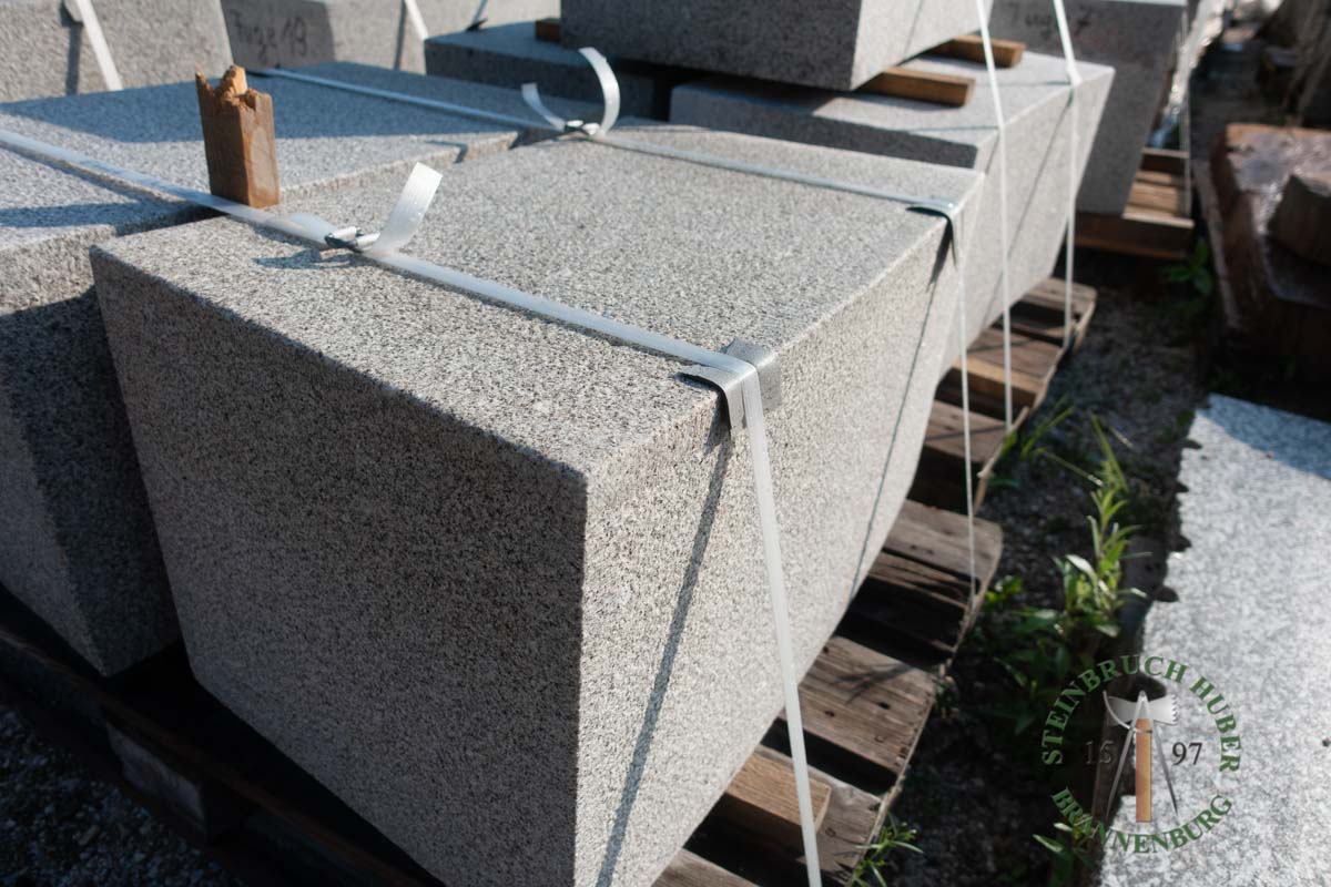 Sitzblöcke - Granit Sitzblock gebogen gestockt 45 - Sbl-11060-01_04 - Steinbruch Huber