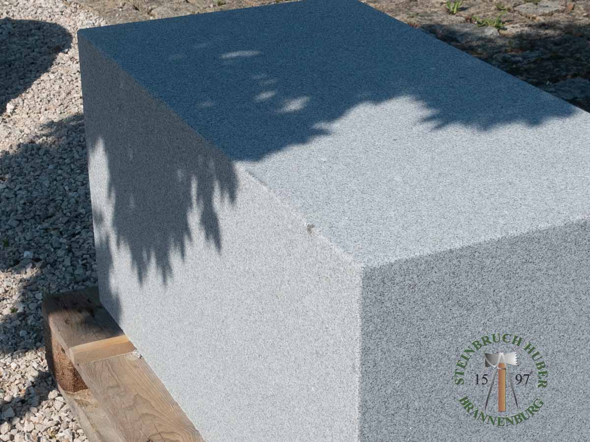 Sitzblöcke - Granit Sitzblock gesandet 50 - Sbl-11030-02_04 - Steinbruch Huber