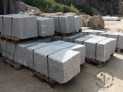 Sitzblöcke - Granit Sitzblock gespalten 50 - Sbl-11030-01_05T - Steinbruch Huber