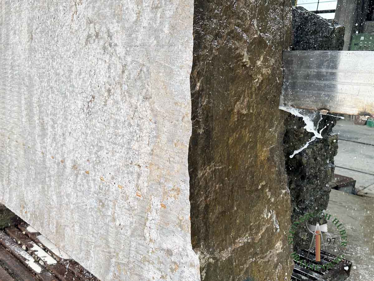 Sitzblöcke - Muschelkalk Sitzblock gesägt gestockt 45 - Sbl-14801-04_03 - Steinbruch Huber