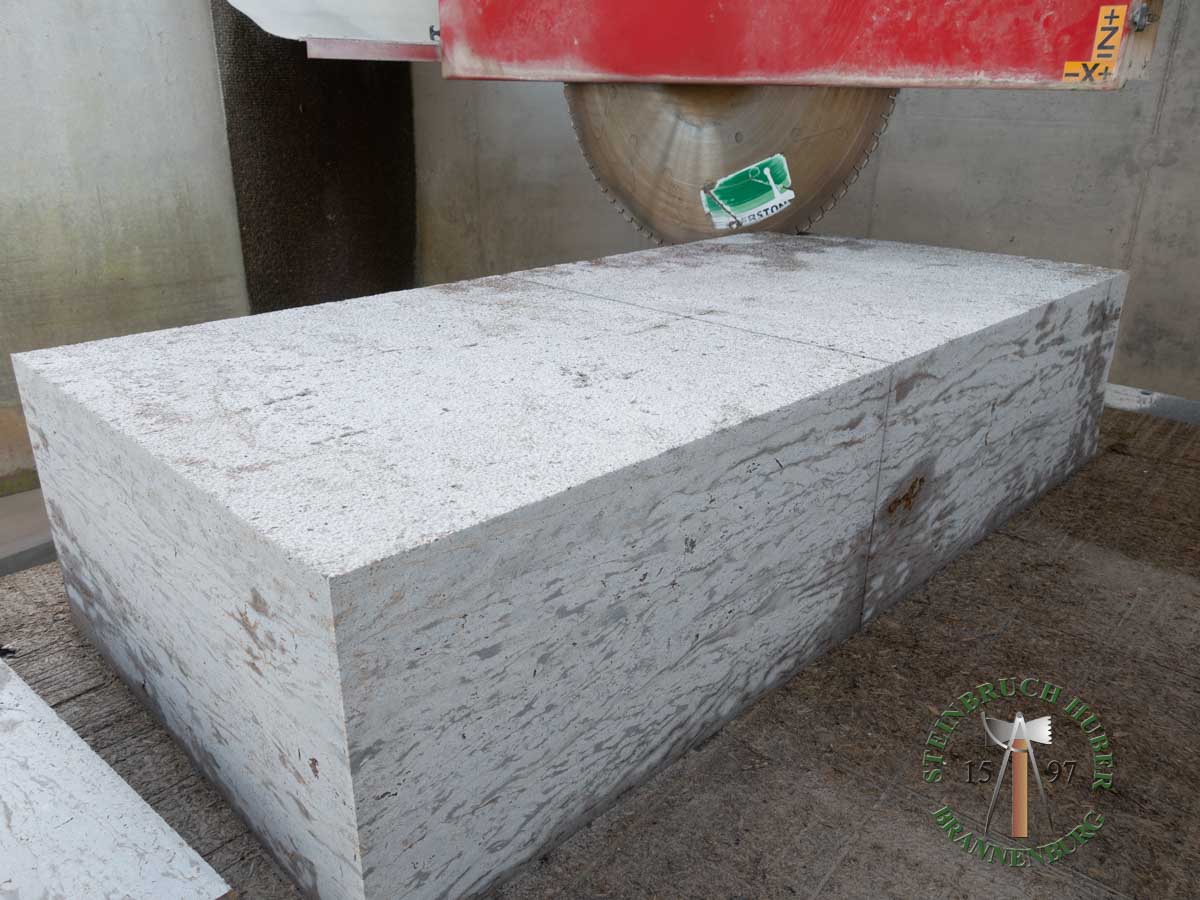 Sitzblöcke - Muschelkalk Sitzblock gesägt gestockt 45 - Sbl-14801-04_04 - Steinbruch Huber