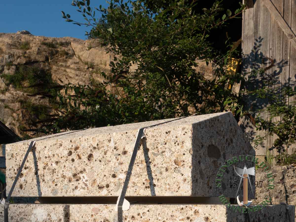 Abdeckungen - Nagelfluh Abdeckung Sattel gestockt - Abd-10000-03_01 - Steinbruch Huber