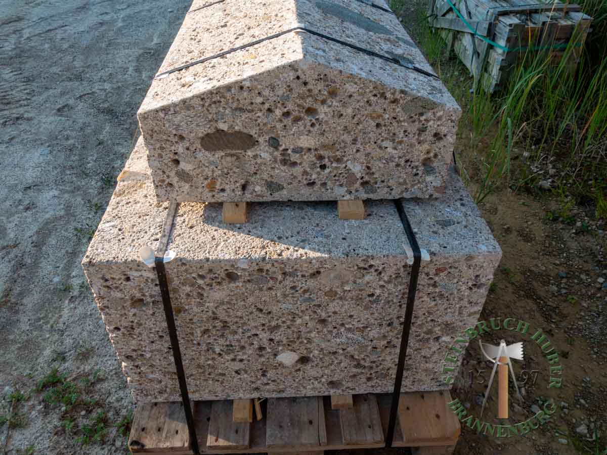 Abdeckungen - Nagelfluh Abdeckung Sattel gestockt - Abd-10000-03_02 - Steinbruch Huber