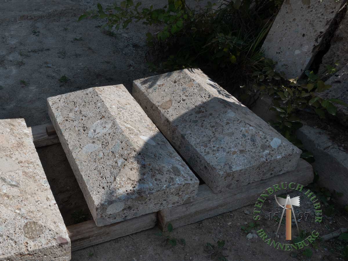 Abdeckungen - Nagelfluh Abdeckung Walm gestockt - Abd-10000-04_03 - Steinbruch Huber