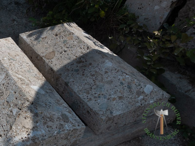 Abdeckungen - Nagelfluh Abdeckung Walm gestockt - Abd-10000-04_04T - Steinbruch Huber