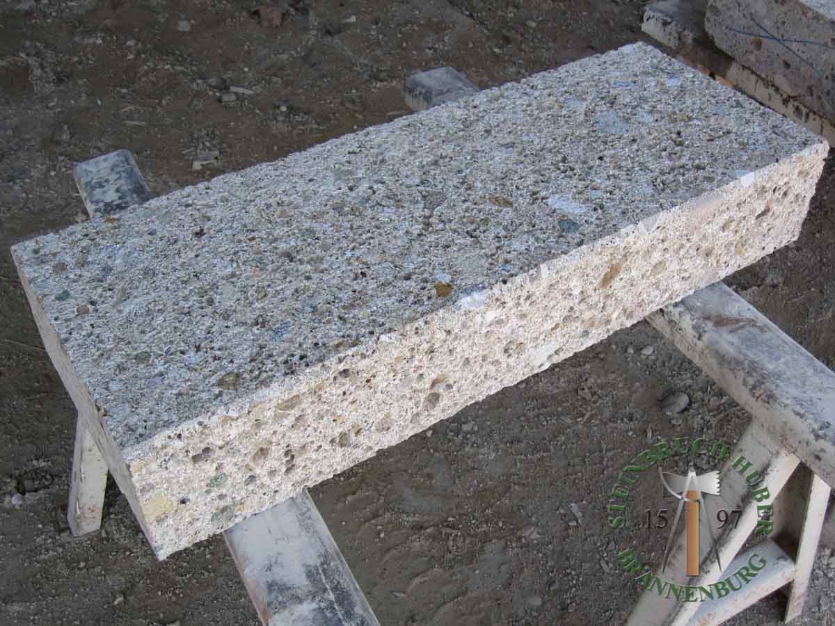 Blockstufen - Nagelfluh Blockstufe gestockt 100 - Bst-10000-02_04 - Steinbruch Huber