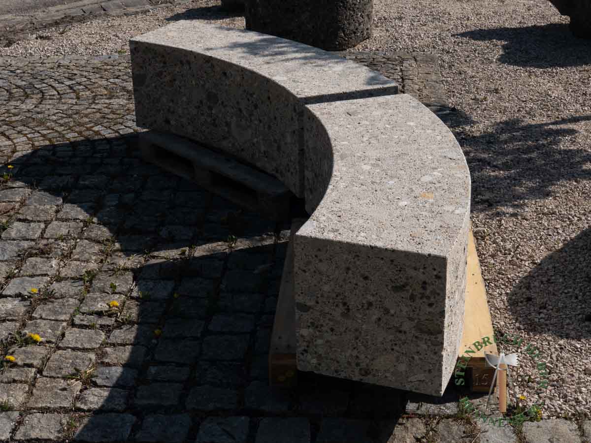 Sitzblöcke - Nagelfluh Sitzblock gebogen gestockt 50 - Sbl-10000-04_02 - Steinbruch Huber