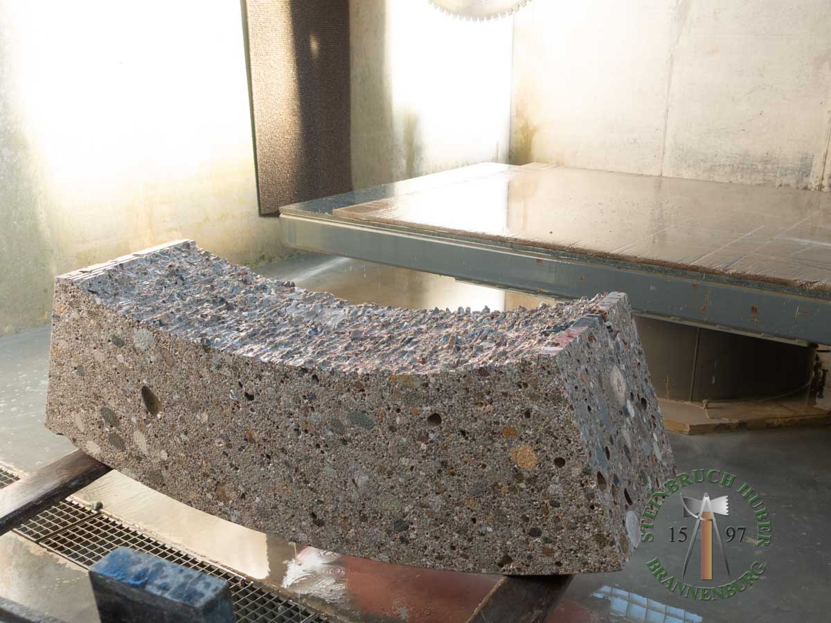 Sitzblöcke - Nagelfluh Sitzblock gebogen gestockt 50 - Sbl-10000-04_03 - Steinbruch Huber