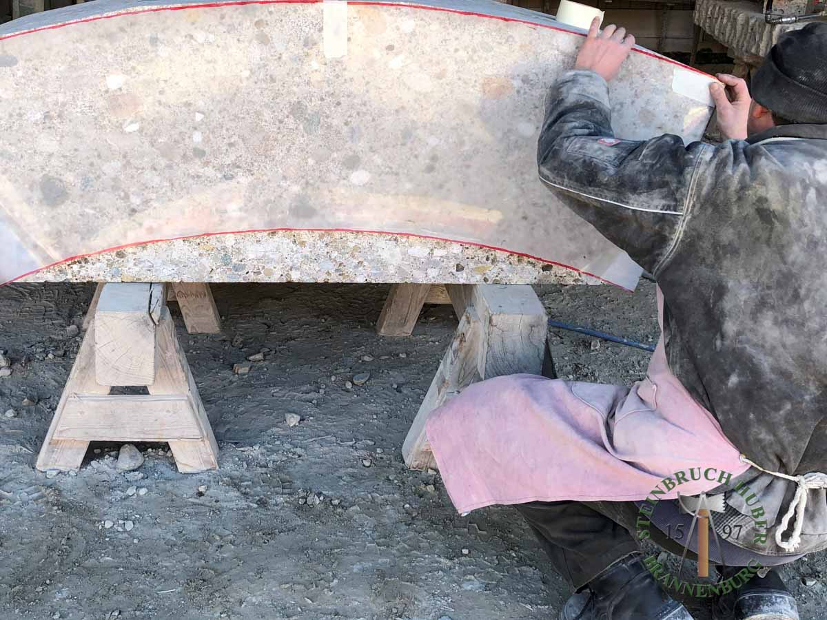 Sitzblöcke - Nagelfluh Sitzblock gebogen gestockt 50 - Sbl-10000-04_04 - Steinbruch Huber