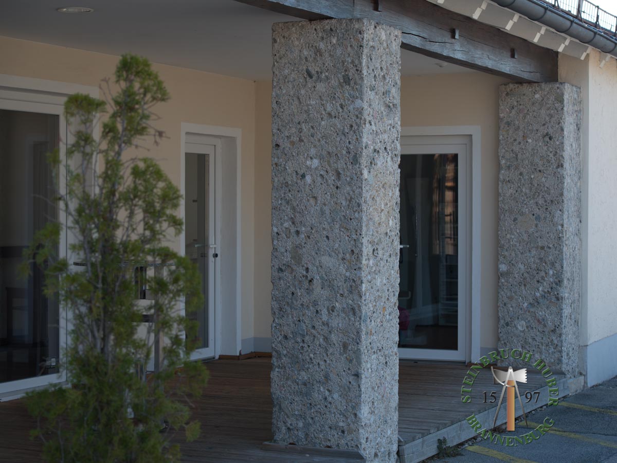 Pfeiler, Säulen - Nagelfluh Stützpfeiler gestockt - Sae-10000-04_03 - Steinbruch Huber