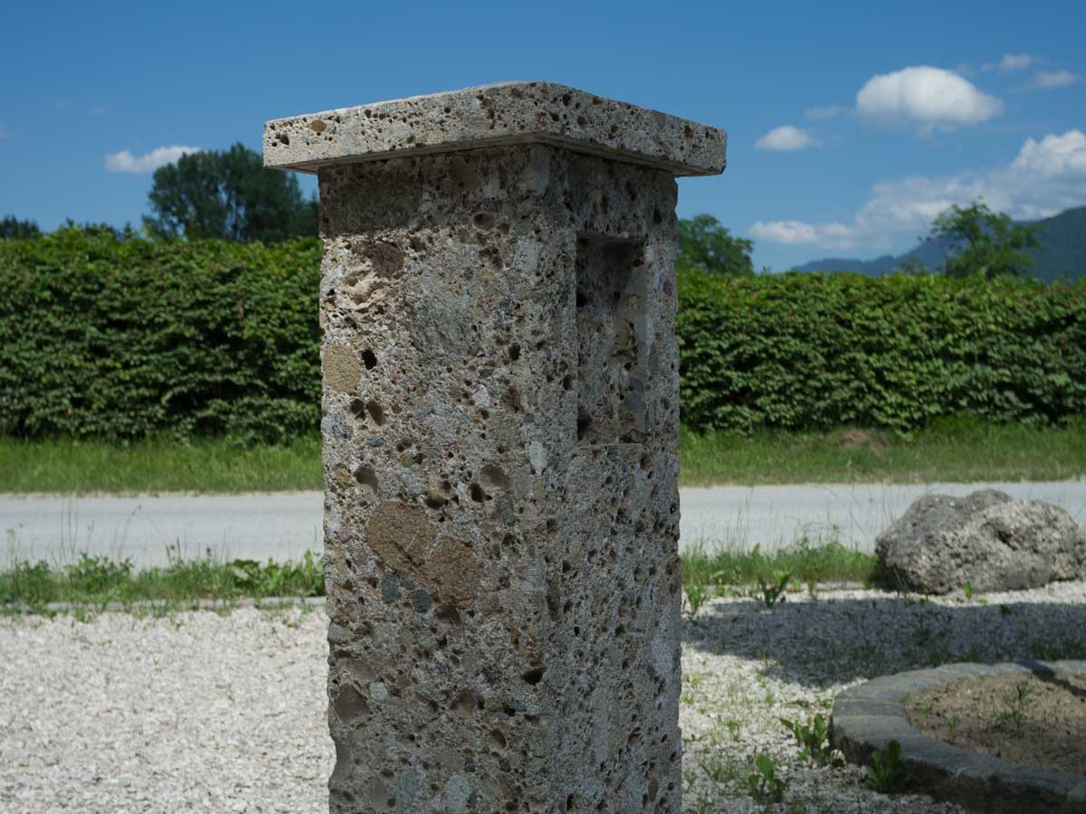 Pfeiler, Säulen - Nagelfluh Säule gestockt freistehend - Sae-10000-03_04 - Steinbruch Huber